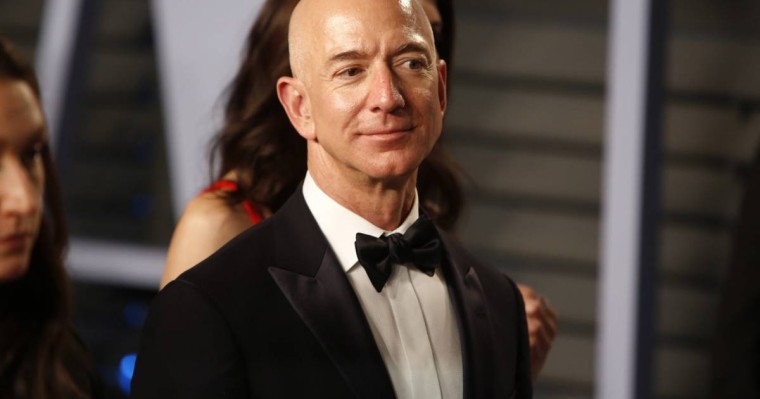 Кіріс алғаш рет 100 млрд доллардан асты. Джефф Безос Amazon басшылығынан кетеді