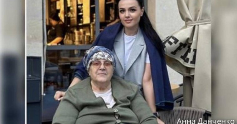 “Анам жүре алмайды": Анна Данченко жер сілкінісі кезінде үйінен шыға алмағанын айтты