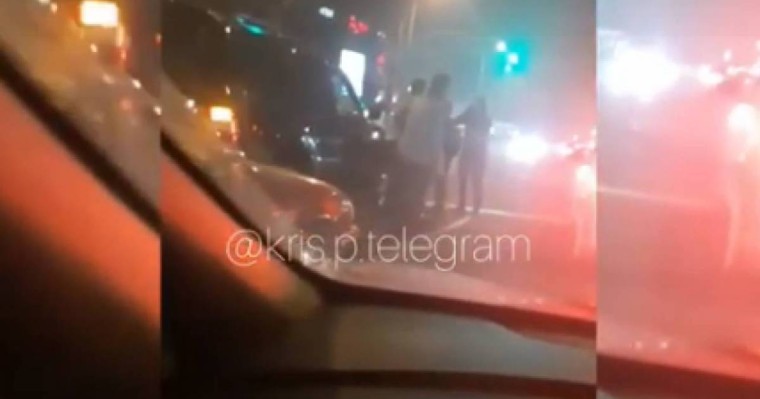 Алматыда жүргізушілердің жолдағы төбелесі видеоға түсіп қалды