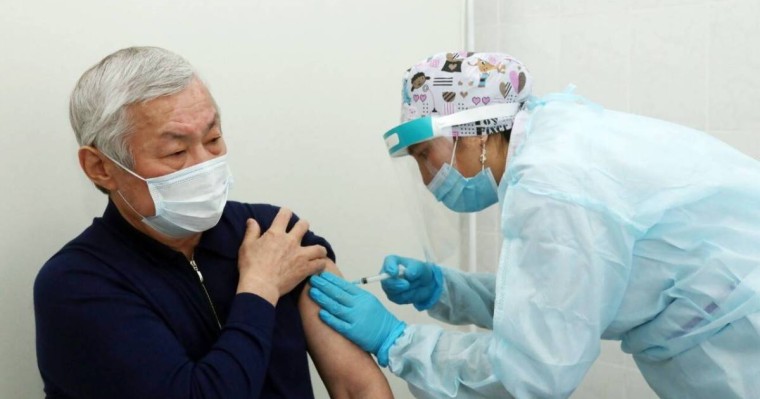 Дәрігерлер коронавирус вакцинасы кімге көмектеспейтінін айтты