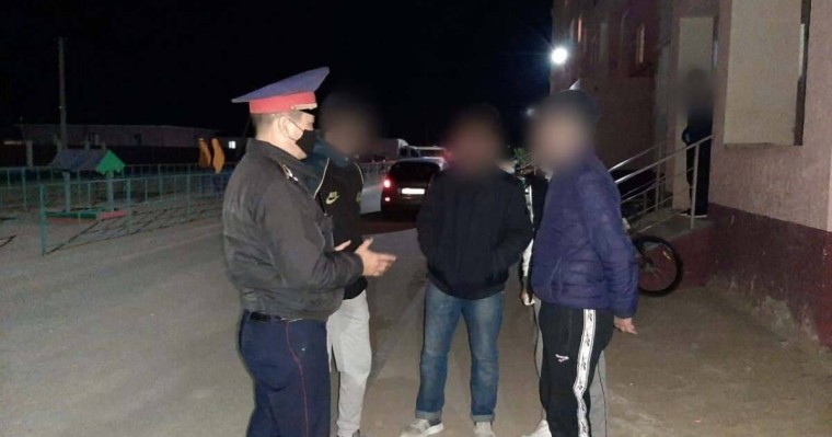 Атыраулық полицейлер хабар-ошарсыз кеткен 7 жасөспірімді үйлеріне қайтарды