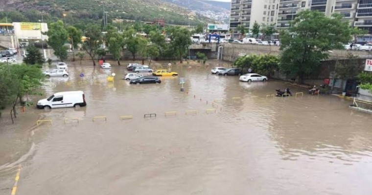 Түркияның Измир қаласы су астында қалды (фото/видео)