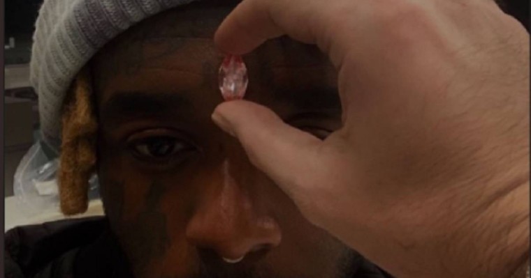 Ақшасын 4 жыл бойы төлеген. Танымал рэпер маңдайына 24 млн доллар тұратын гауһартас орнатпақ