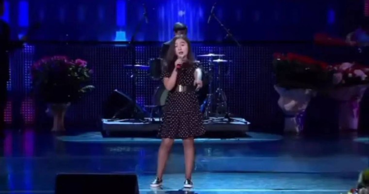 «Әттең, әнші болмаймын деді»: Мақпал Жүнісова қызының ән шырқаған видеосын көрсетті (ВИДЕО)