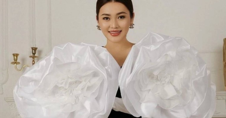 "Томпақтығы жарасып тұр": Ерке Есмахан босанғаннан кейінгі дене бітімін көрсетті