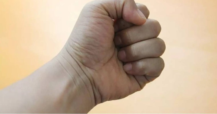 Қарағандыда дене шынықтыру мұғалімі оқушыны ұрып-соғып, сүйрелеген