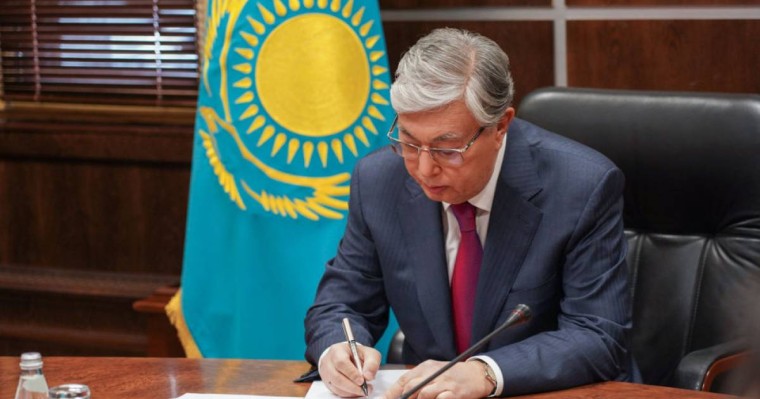 Президент жүргізуші куәлігін алып жүрмеуге болатын Заңға қол қойды