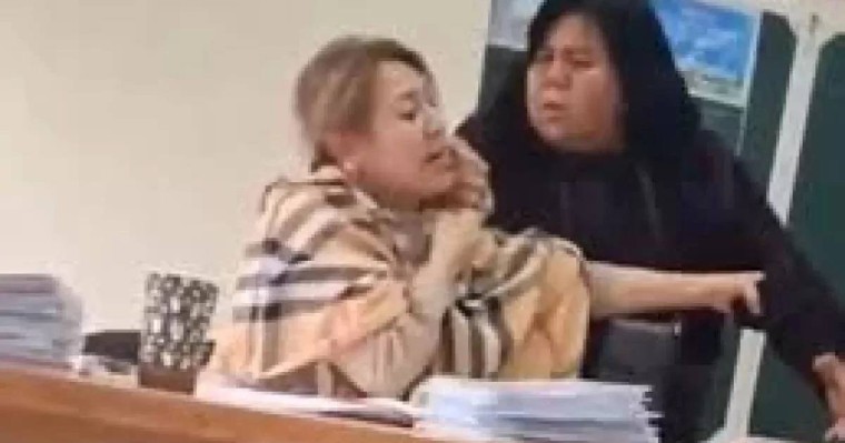 Желіде мұғалімді жағадан алып, ұрған әйелдің видеосы тарады (ВИДЕО)