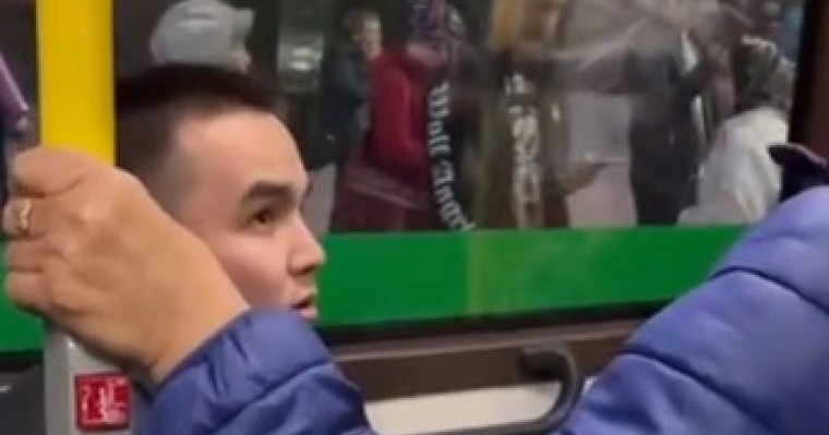 “Сыйламаймын үлкен кісілерді”: автобуста орын бермеген жігіттің қылығы желіде талқылануда (ВИДЕО)