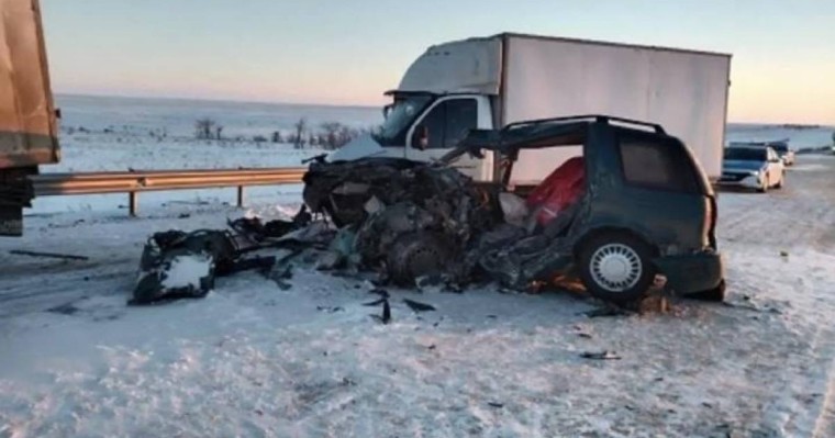 Ақтөбе облысында төрт көлік апатқа ұшырап, салдарынан бір отбасы қаза тапты (фото, видео)