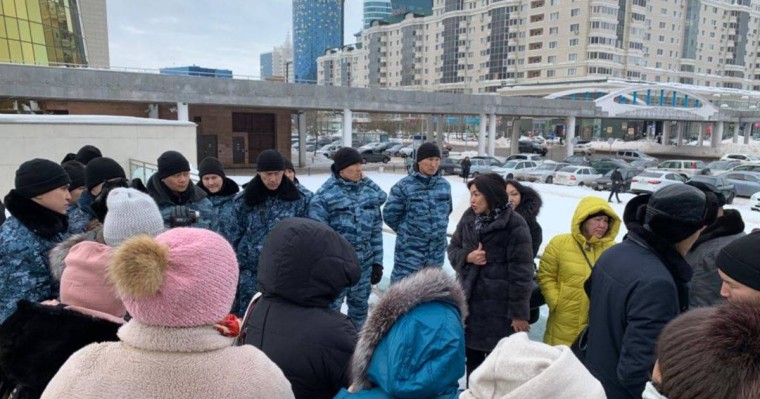 Ақордаға бармақ болған борышкерлерді арнайы жасақ бөгеді