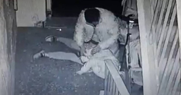 Еңгезердей еркек подъезде 70 жастағы кемпірді зорламақ болды (видео)