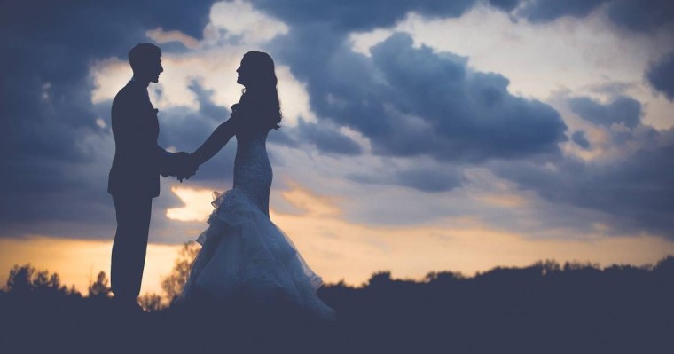 Қарым-қатынастарына қарсы болған. Ер адам тойына бір күн қалғанда қарындасын атып өлтірді