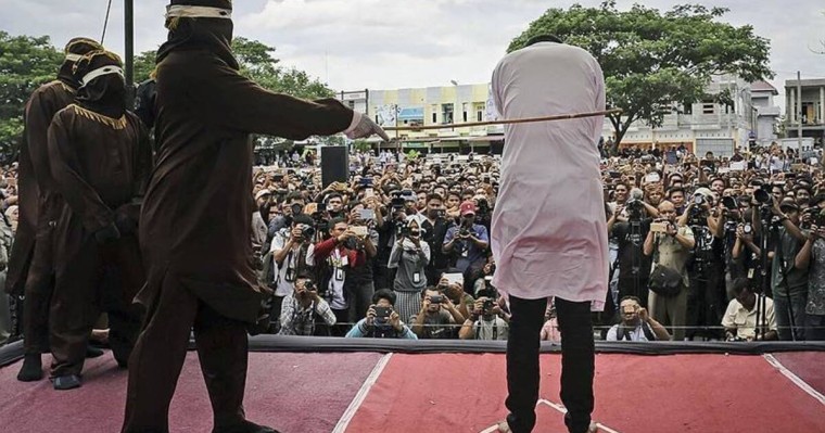 Жұрттың көзінше жыныстық қатынасқа түскен екі ер адамды халықтың алдында 77 рет ұрды