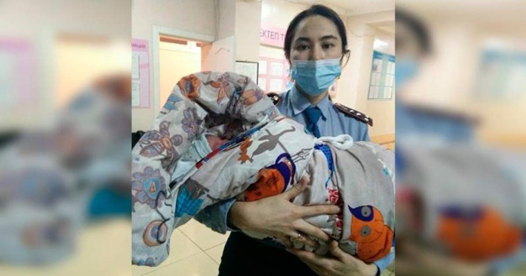 Жүкті әйелді босандыруға көмектескен полицей марапатталды