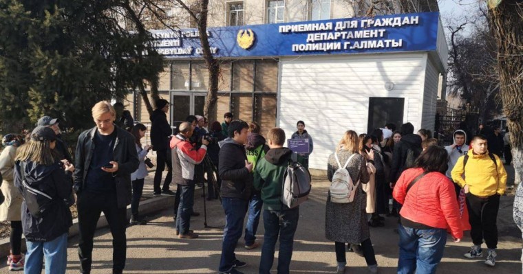 Алматыда жастар талабынан соң белсенділерді босата бастады