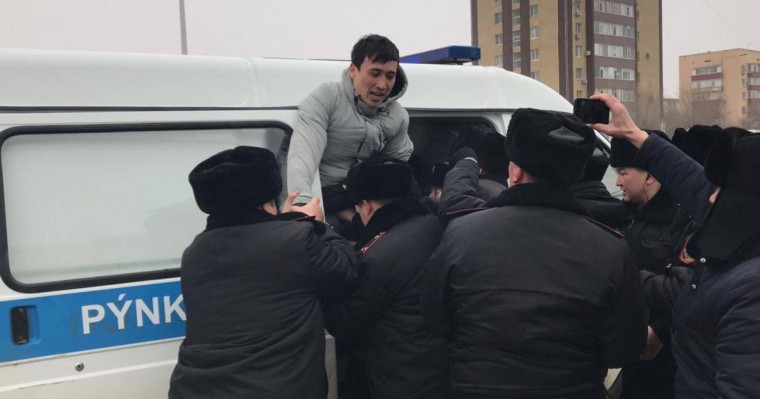 Ақтөбеде екі түрлі шеруге келгендердің бір бөлігі ұсталды