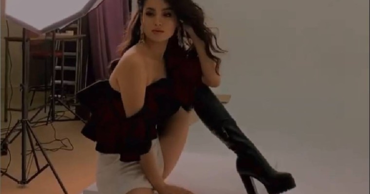 "Не отырыс": Ақбота Сейітмағамбеттің ашық образы қызу талқыға қалды (видео)