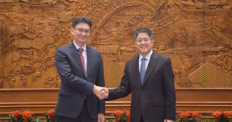 哈萨克斯坦驻华大使会见中国外交部副部长