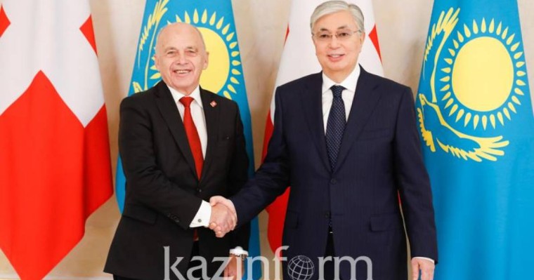 托卡耶夫总统与瑞士联邦主席举行小范围会谈