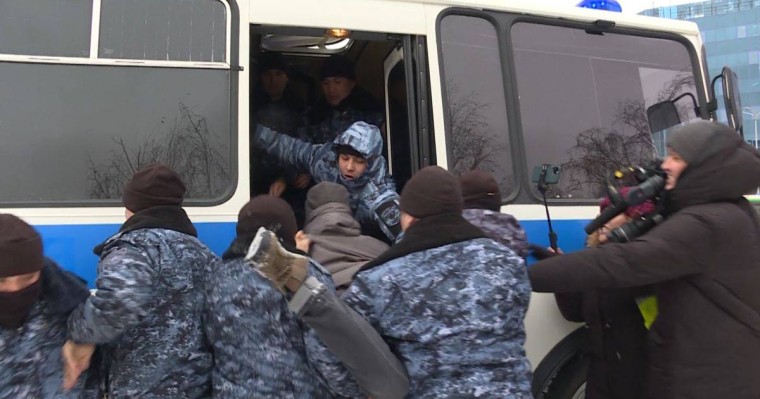 Ағаділ жаназасынан кейін митингіге шықпақ болған белсенділерді полиция ұстады