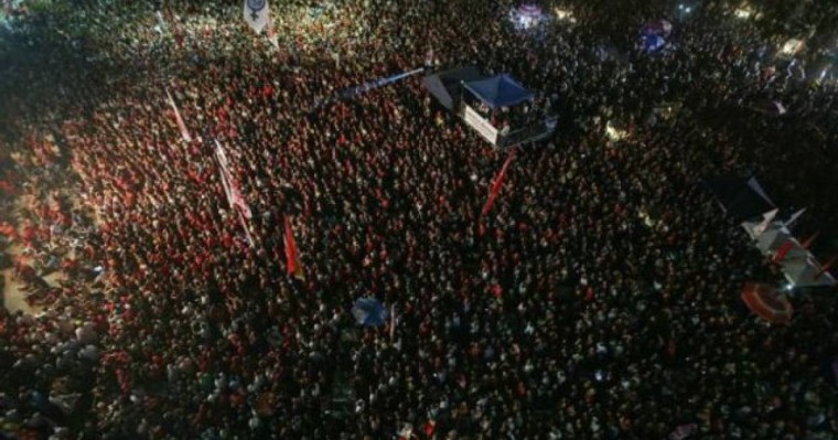 Мыңдаған адам президенттің отставкаға кетуін талап етті