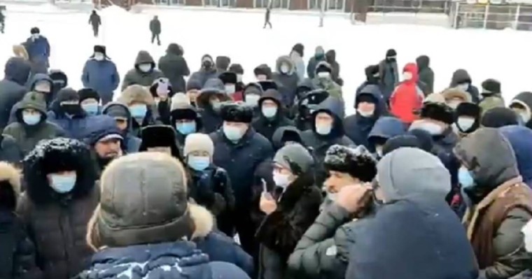 Жаппай вакцинациялауға қарсы. Көкшетаулықтар алаңға шықты (видео)