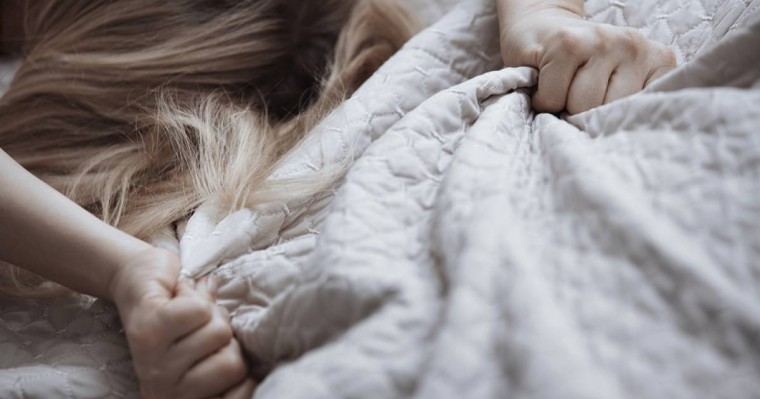 "Талып жатқанда зорлаған". Анасы қызының жантүршігерлік оқиғасын баяндады (видео)