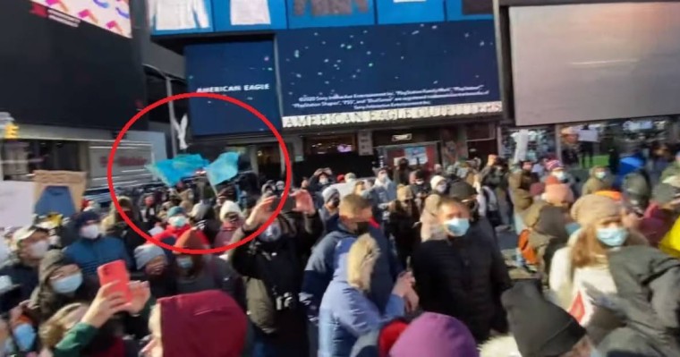 Нью-Йоркте Навальныйды қолдайтын митингіде Қазақстанның туы көтерілді