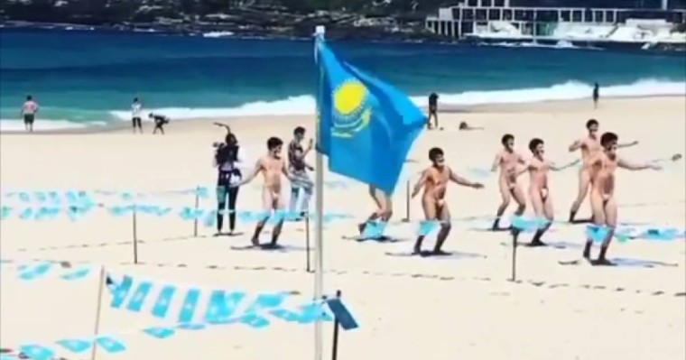 Бораттың үлкен мүсіні орнатылып, Қазақстан туымен флешмоб өтті (видео)