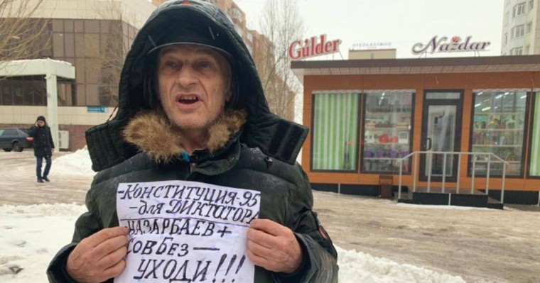 Заңгер Фабрый пикетке шығып, Назарбаевтың отставкасын талап етті