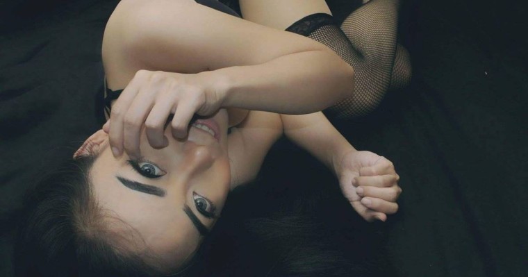 Камера алдында ерлерді қанағаттандыратын қыз: Жезөкшелермен салыстыру, тіптен орынсыз