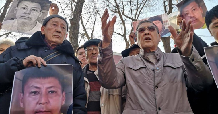 Алматыда белсенділер Ағаділдің өлімін ашық әрі әділ зерттеуді талап етіп, прокуратураға келді