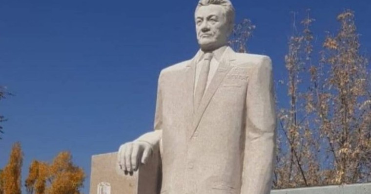 «Қазақты әлдебір құбыжық етіп көрсетудің кезекті қаніпезер амалы»: жұрт Қонаевқа қойылған ескерткішті қабылдай алмай жатыр