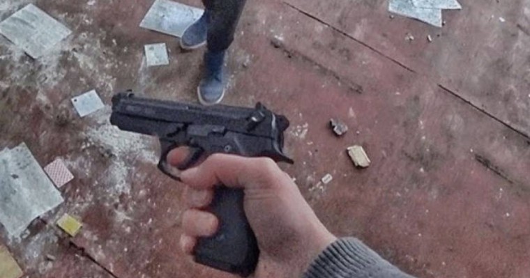 Алматыда көшеде тапанша көтеріп жүрген адам видеоға түсіп қалды