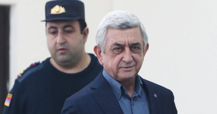 Арменияда бұрынғы президент Саргсян сотқа әкелінді