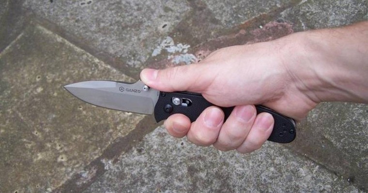 ШҚО-да қыз зорлап сотталған адамның әкесі әйелге пышақпен шабуыл жасады