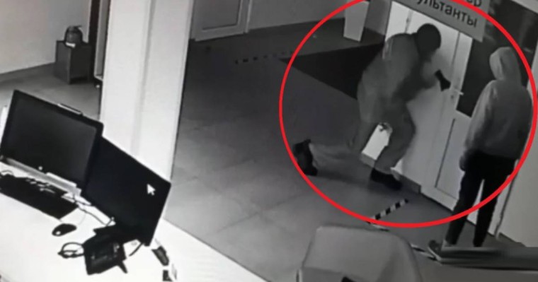 Күзетші мен мектеп оқушысы Нұр-Сұлтандағы автокөлік орталығын балтамен тонамақ болған (видео)