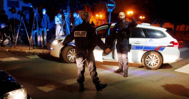 Францияда Мұхаммед пайғамбардың мультфильмдерімен сабақ өткізгеннен кейін мұғалімнің басын кесіп алған