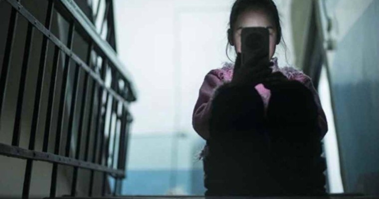 Оқушы қыз тамырын кесіп тастады: Арыста ер адам желі арқылы жасөспірімдерді суицидке итермелеген