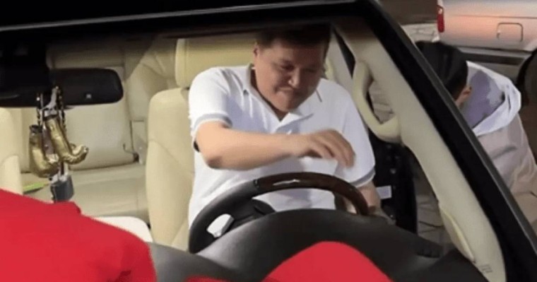 Әлем чемпионы Санжар Тәшкенбай әкесіне қымбат көлік сыйлады (видео)