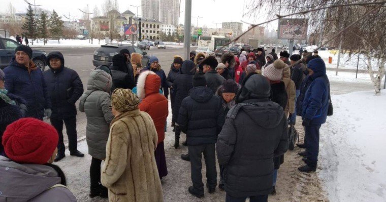 Дулат Ағаділдің тергеу изоляторындағы қазасынан кейін белсенділер ІІМ алдына жинала бастады