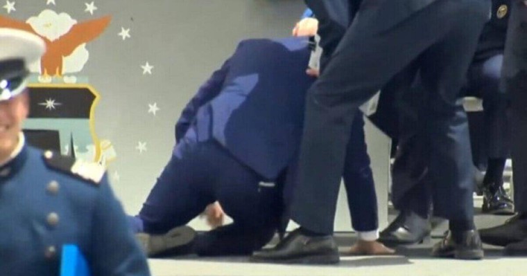 Байден түлектерді құттықтап жатқанда құлап қалды (ВИДЕО)