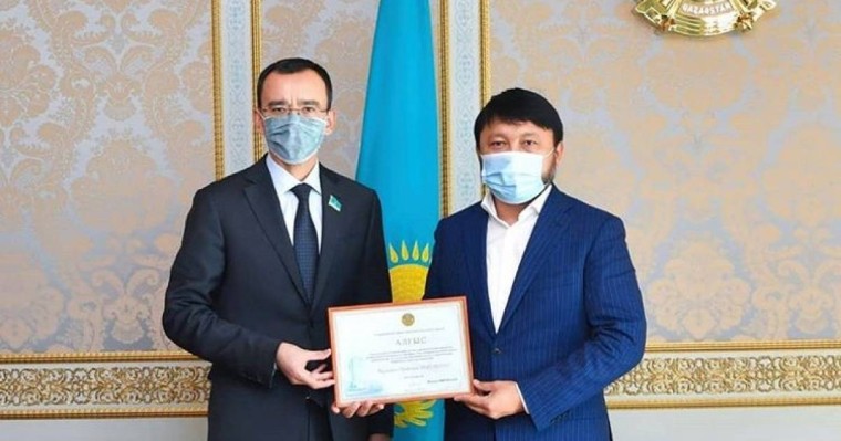 Саясаттанушы Мұхамеджан Тазабектің Нұр-Отаннан алған алғыс хаты үшін сынады: "Тазабек сексологиямен айналысқанға дейін айтыс ақыны еді"