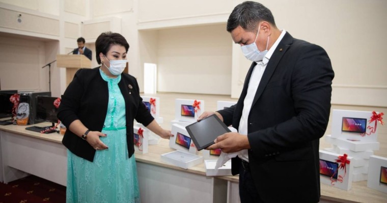 Атырауда жағдайы төмен отбасыларға жарамсыз планшеттер таратылған