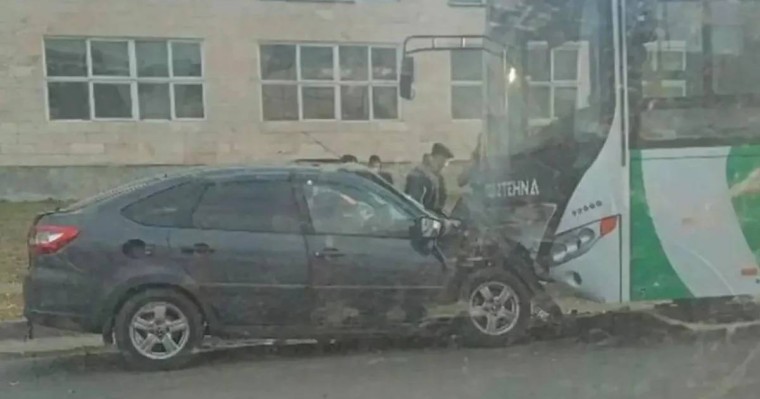 Петропавлда жеңіл көлік пен автобус соқтығысты