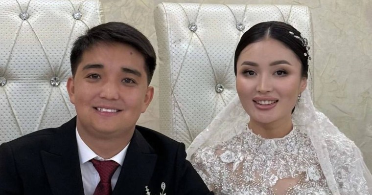 "Анам қарсы болды": Өзінен 6 жас үлкен әйелге үйленген әнші жан сырын ақтарды