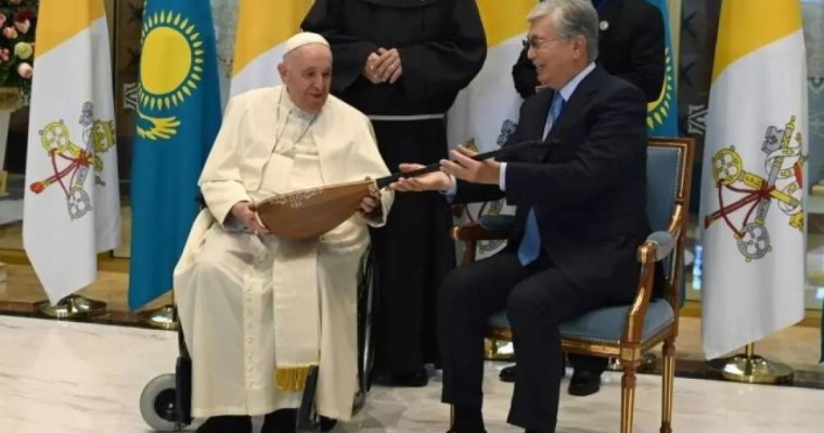 Тоқаев Рим Папасына домбыра сыйлады