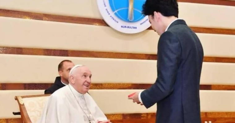Димаш Құдайберген Рим Папасының медалімен марапатталды (фото)