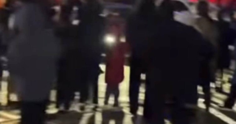 Ақтауда тегін донер таратылып, халық бірін-бірі таптап кете жаздады (видео)